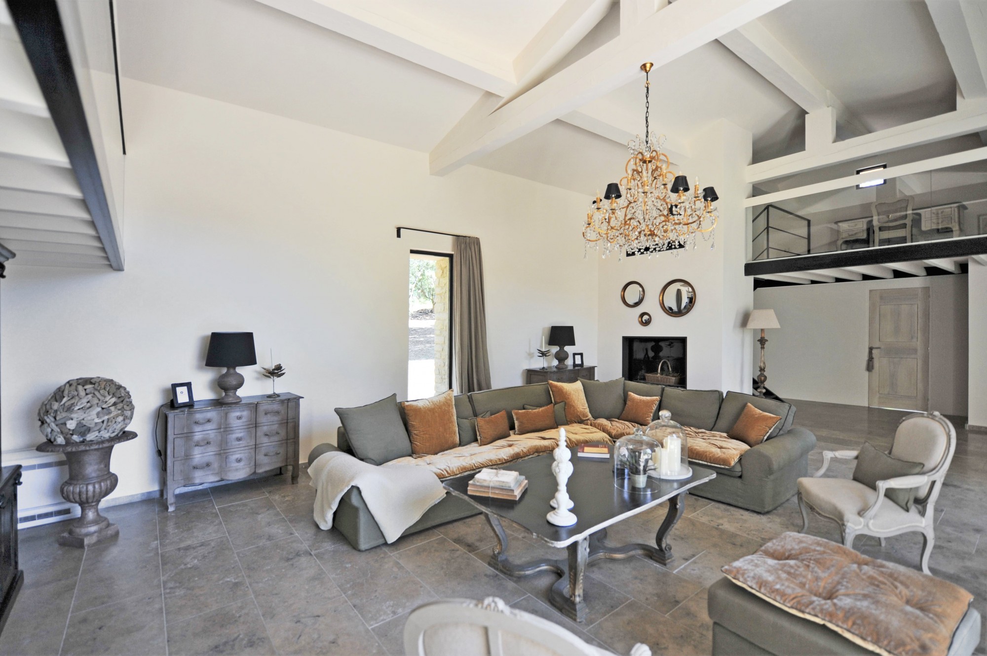 Gordes, this property renovated with taste is set in an ideal location