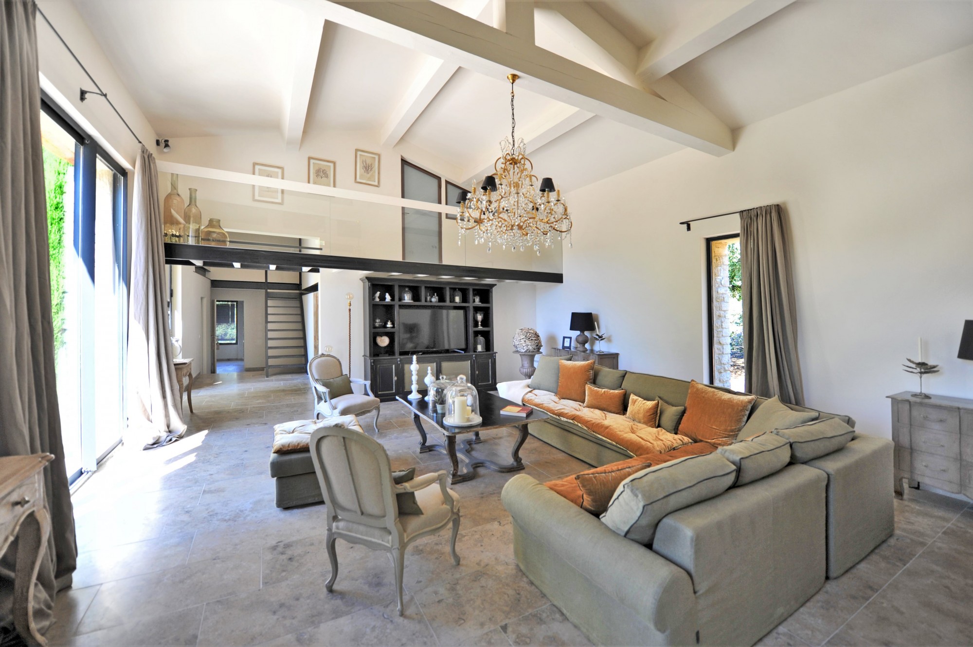 Gordes, this property renovated with taste is set in an ideal location