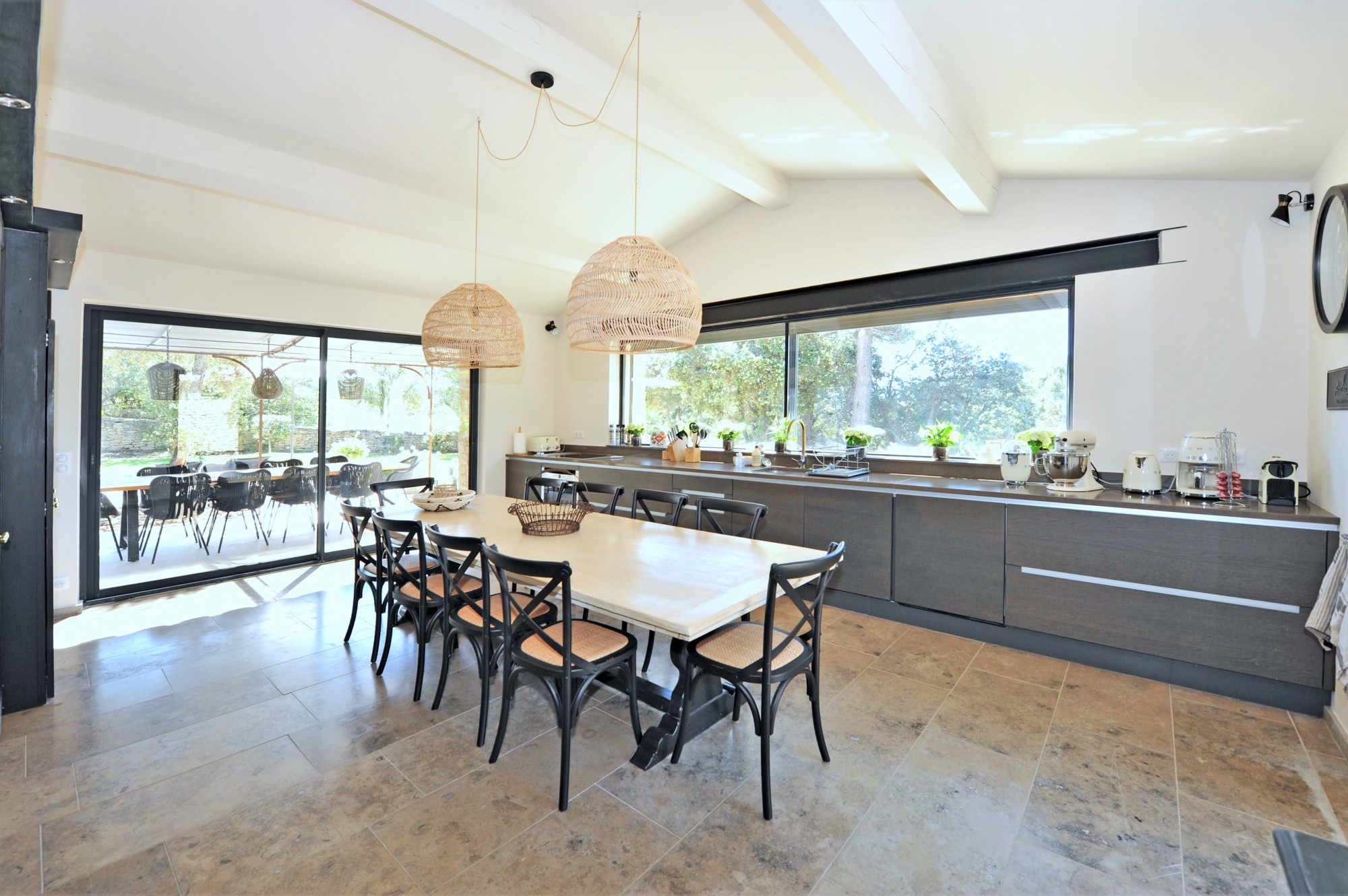 Gordes, this property renovated with taste is set in an ideal location
