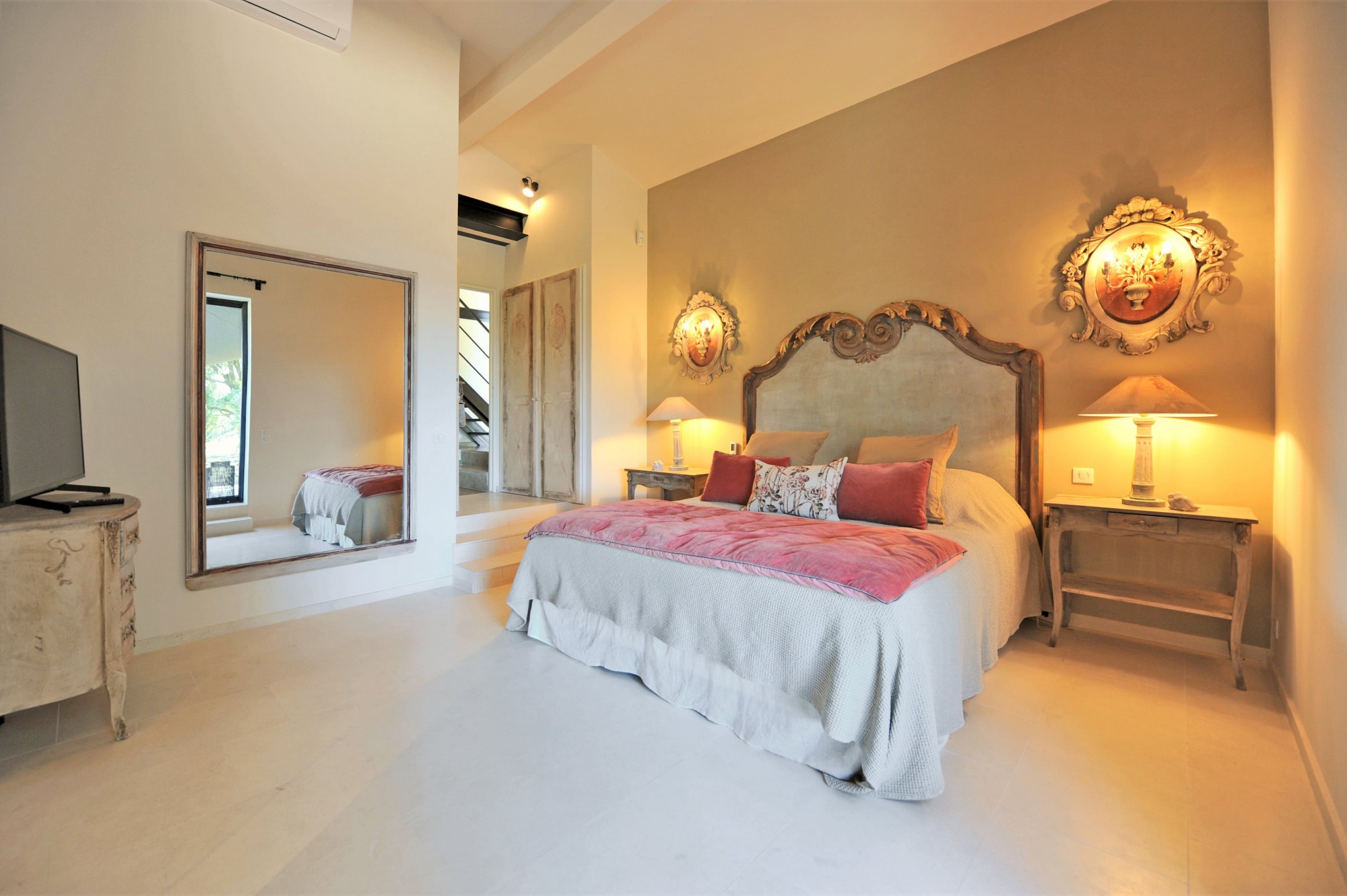 Gordes, this property renovated with taste is set in an ideal location