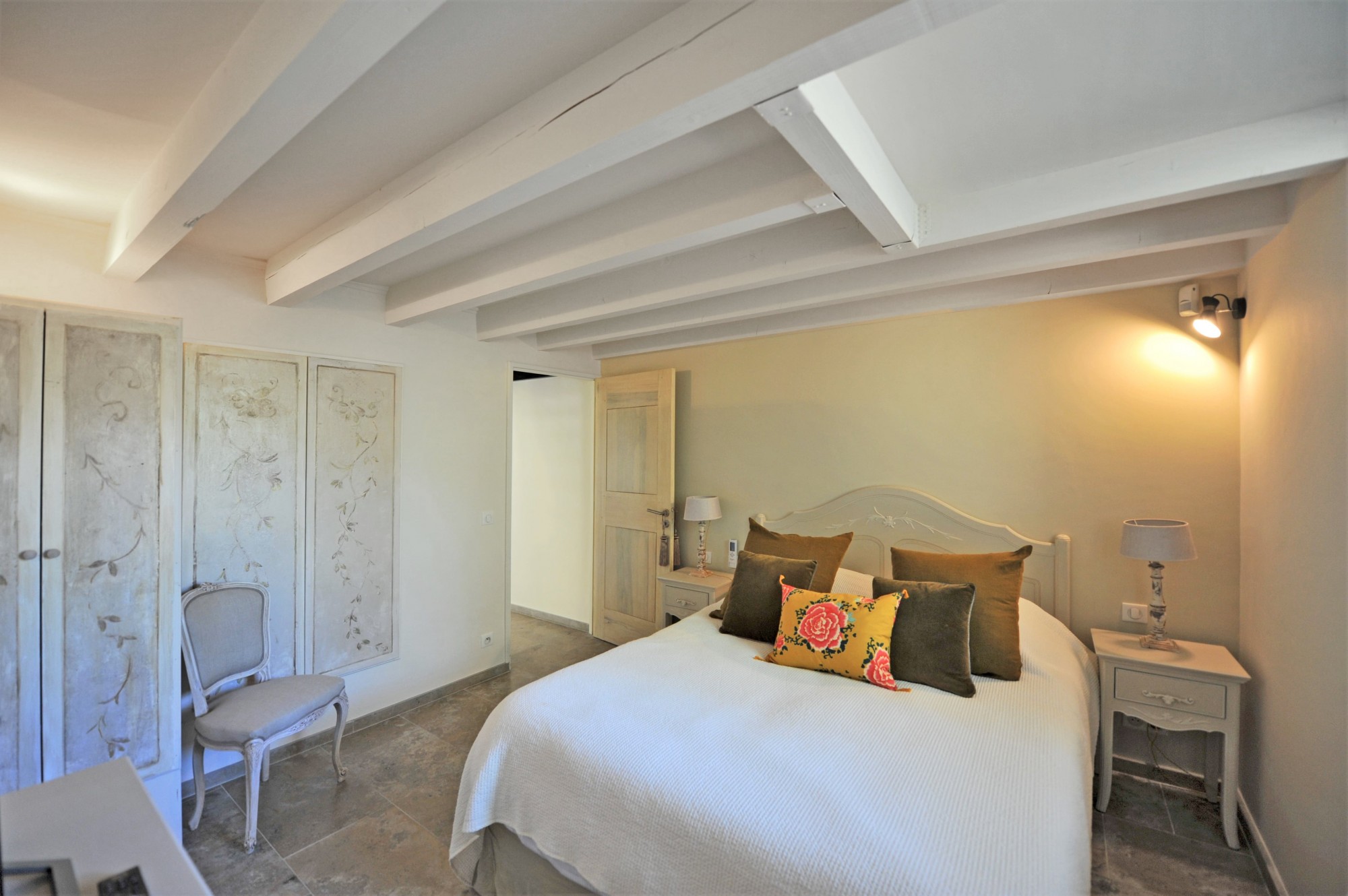 Gordes, this property renovated with taste is set in an ideal location