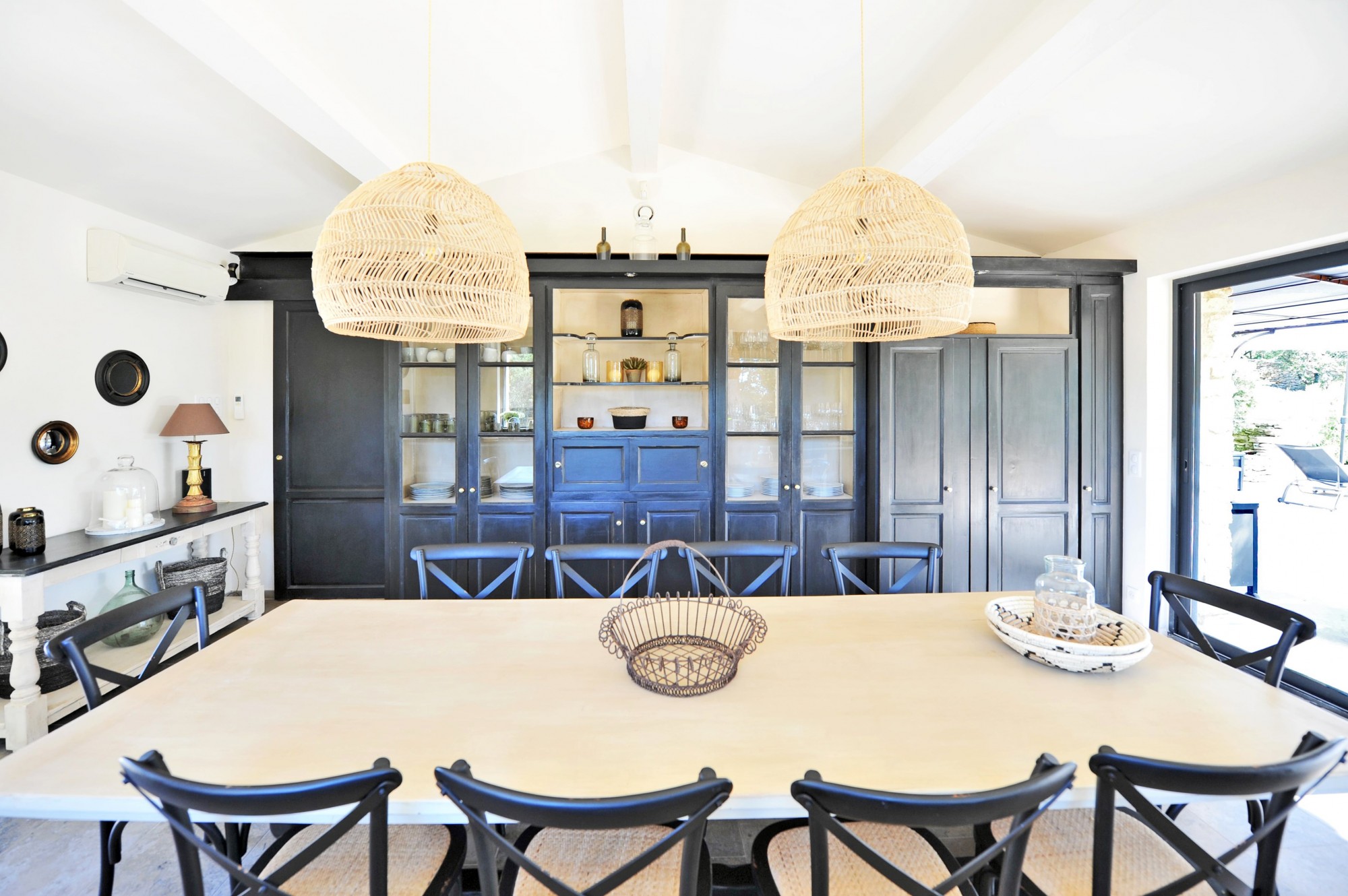 Gordes, this property renovated with taste is set in an ideal location