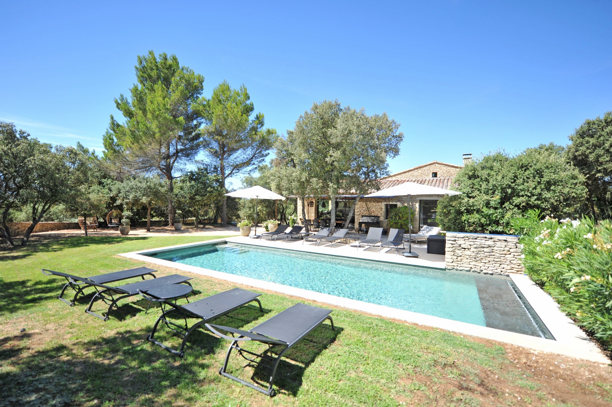 Gordes, this property renovated with taste is set in an ideal location