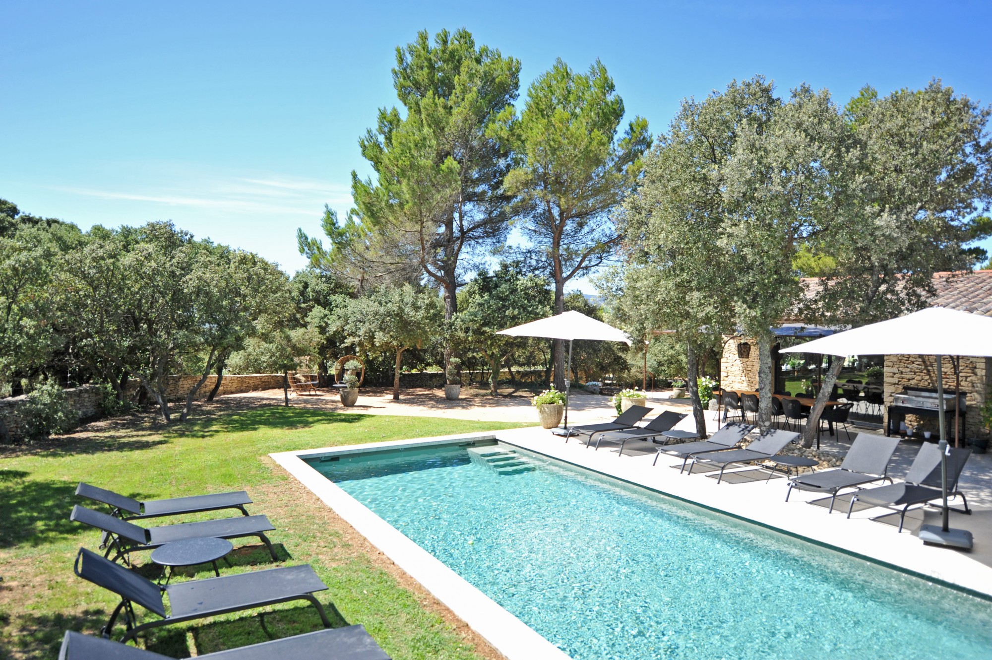 Gordes, this property renovated with taste is set in an ideal location