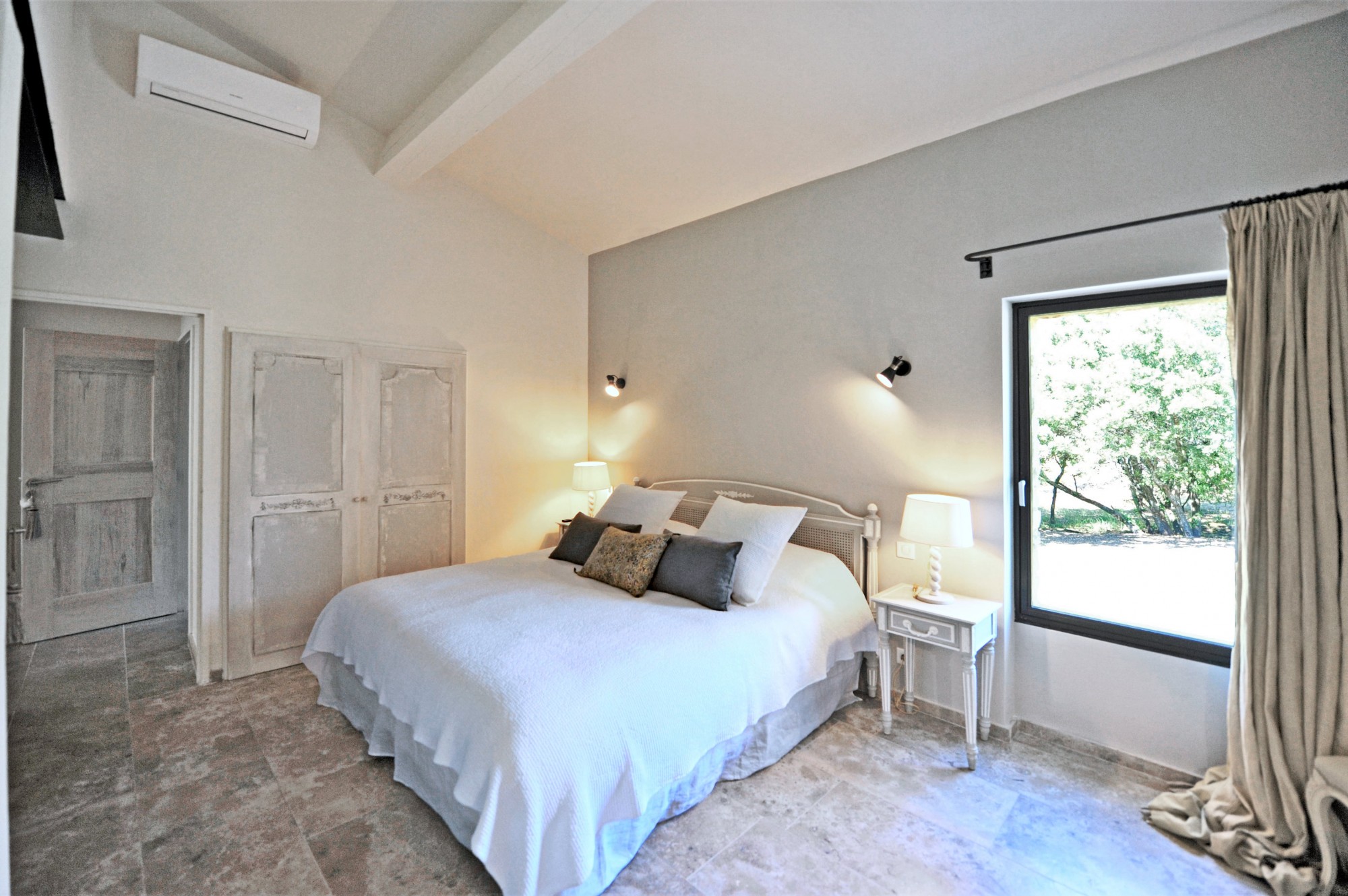 Gordes, this property renovated with taste is set in an ideal location
