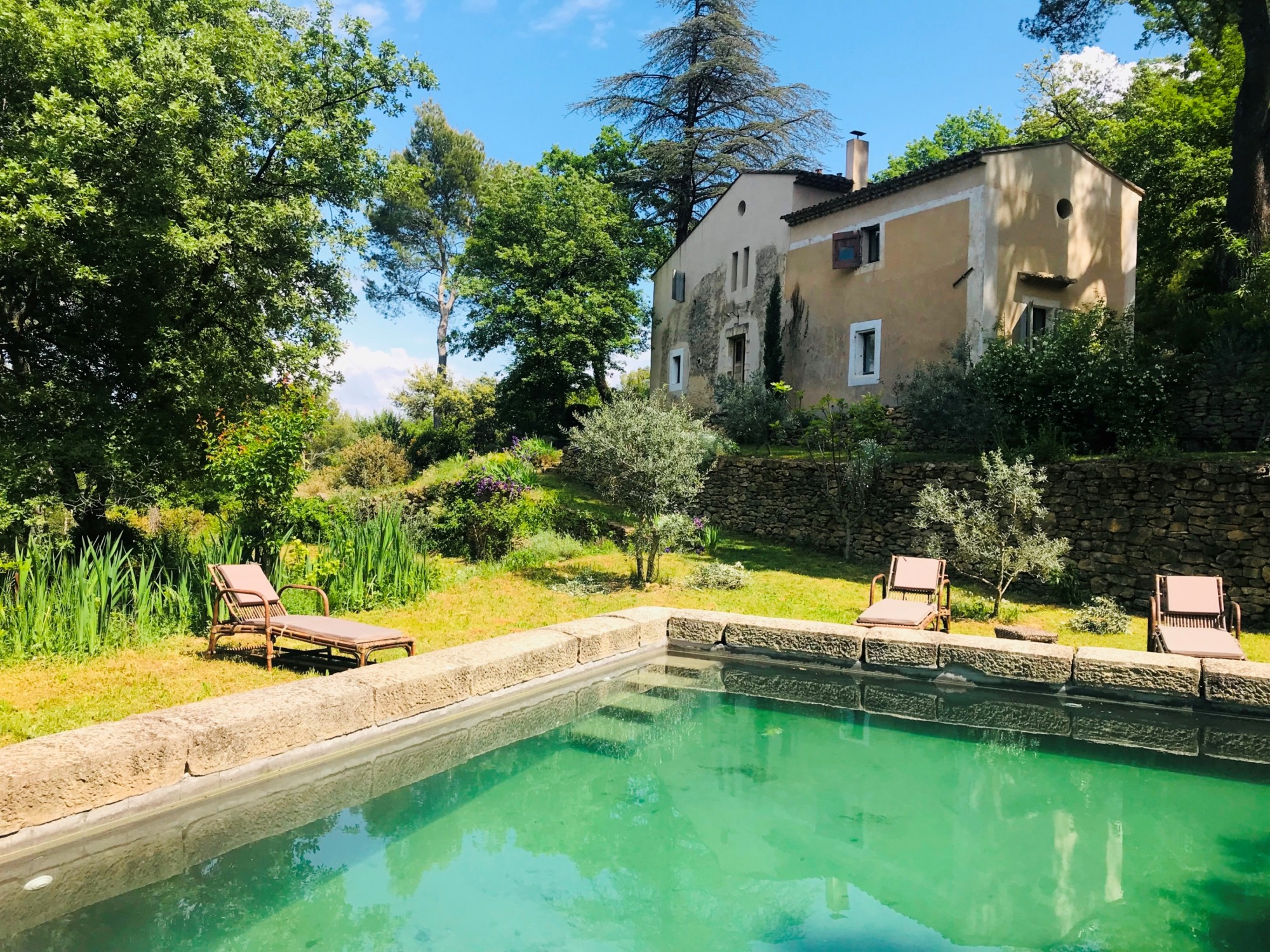 For seasonal rental, old sheepfold with a contemporary soul, at the foot of the Luberon 