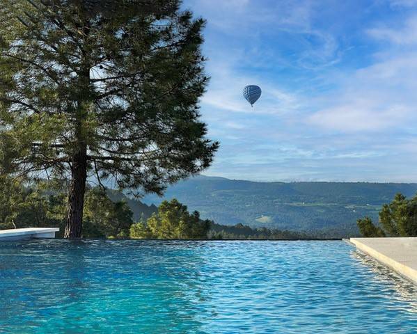 Panoramic view for this single storey villa for rent in Roussillon in the Luberon