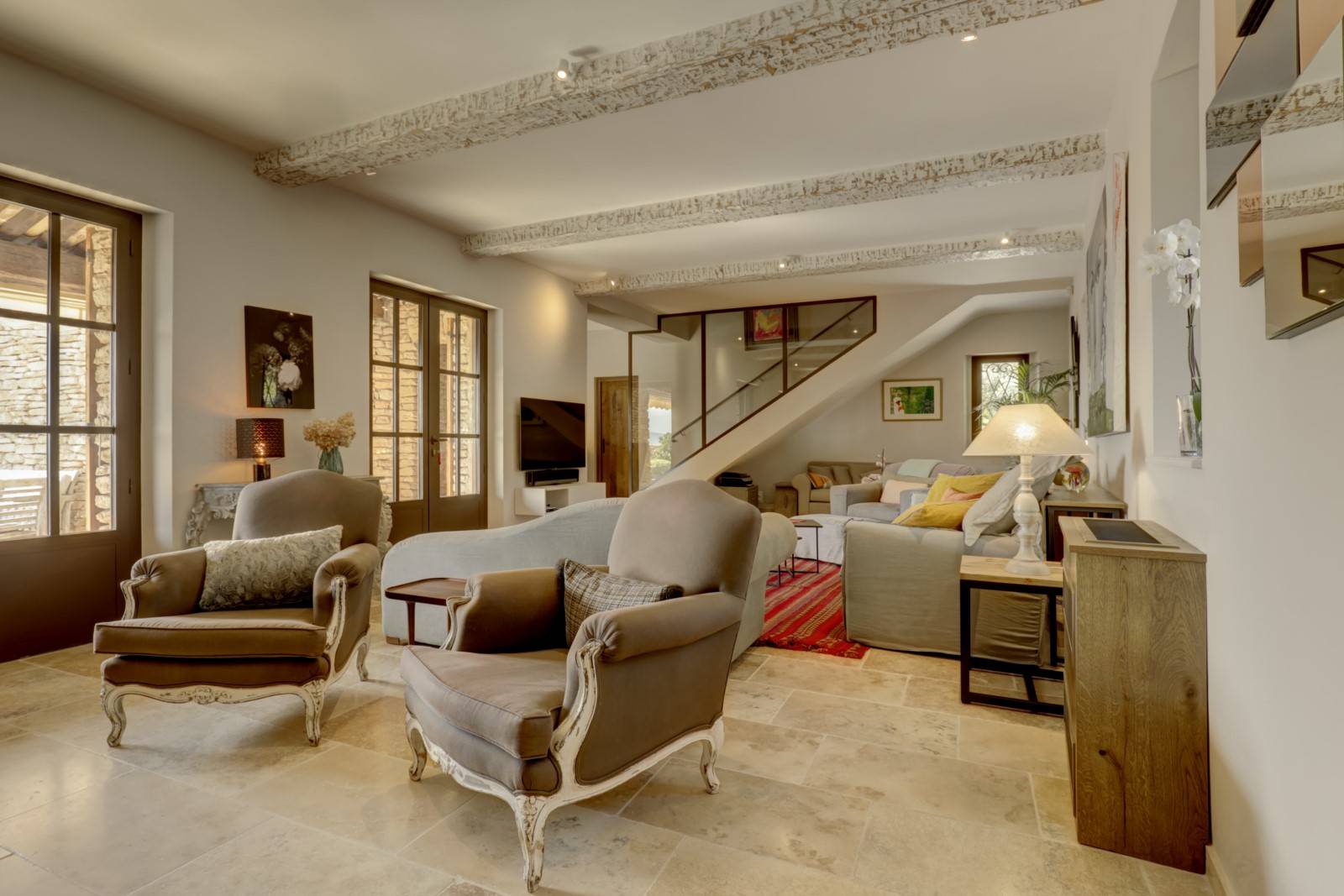Large 7-bedroom residence at the gates of Gordes with heated pool, fully equipped pool house, and Luberon views.