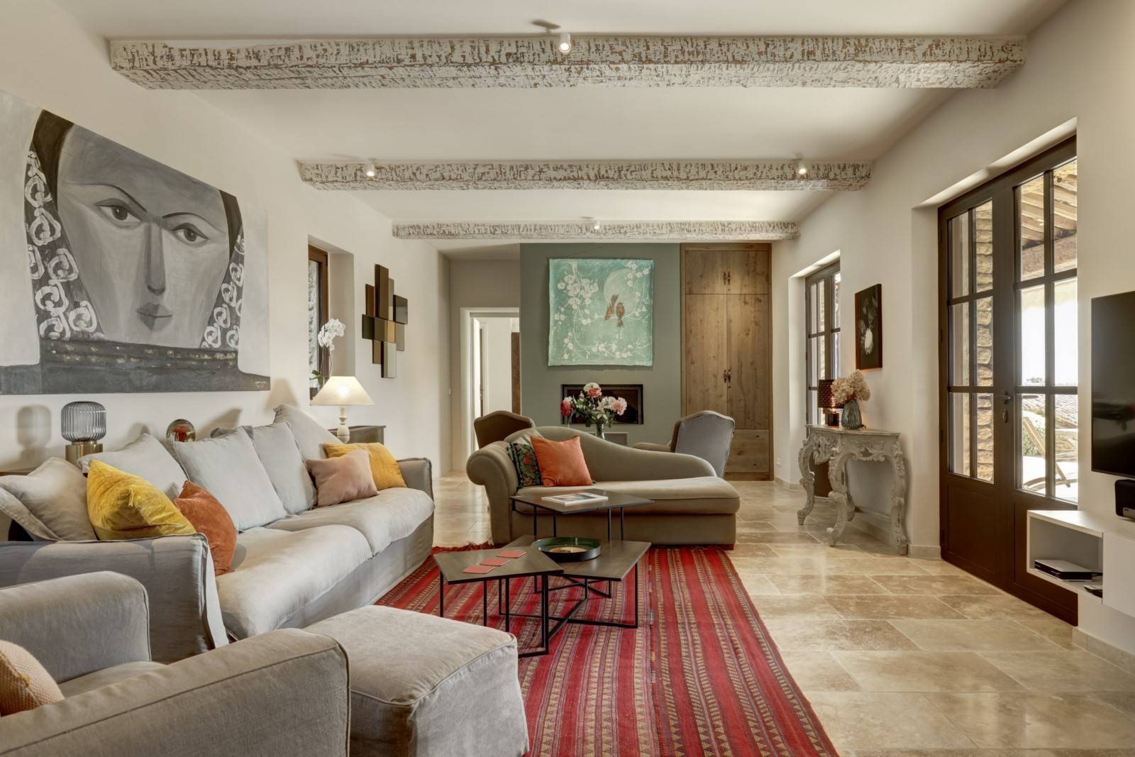 Large 7-bedroom residence at the gates of Gordes with heated pool, fully equipped pool house, and Luberon views.