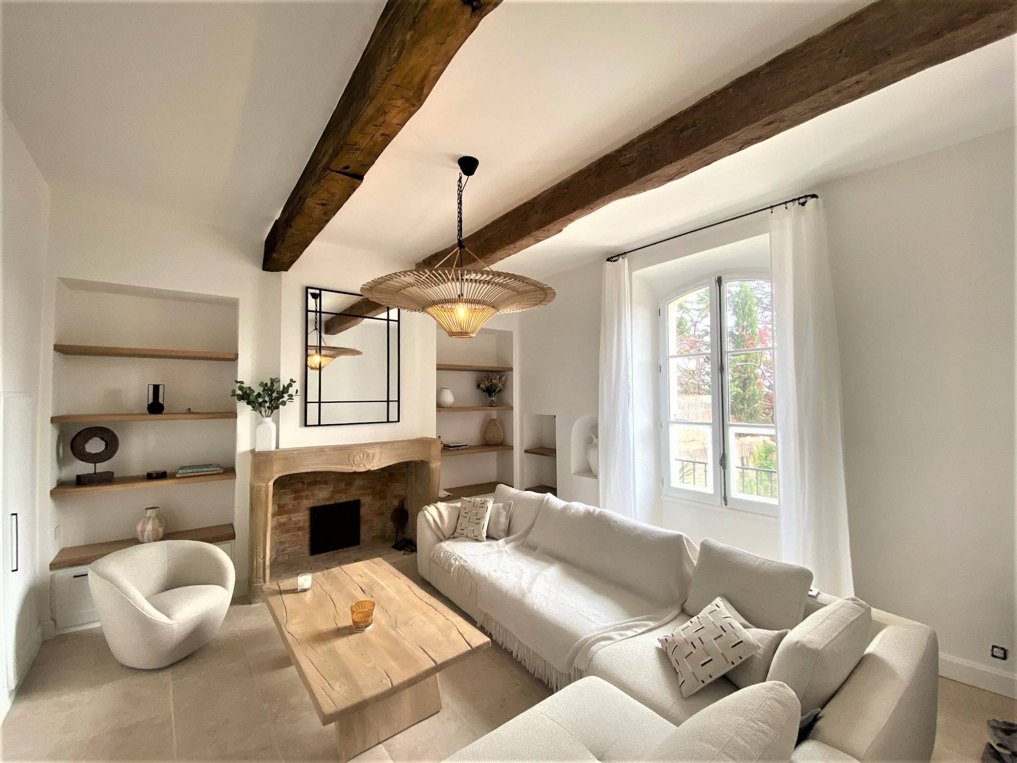 Beautiful mansion dating from the XVIIIth century entirely renovated with landscaped garden and heated swimming pool.